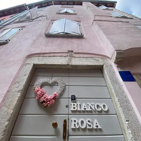 Bianco&rosa דירה *