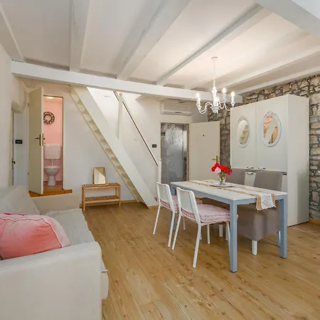 Bianco&rosa Apartment